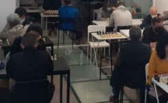 ¡Torneo nocturno de ajedrez!  Ajedrez con cabeza y La Burbujería