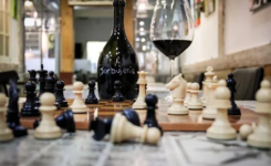 ¡Torneo nocturno de ajedrez!  –  Ajedrez con cabeza y La Burbujería